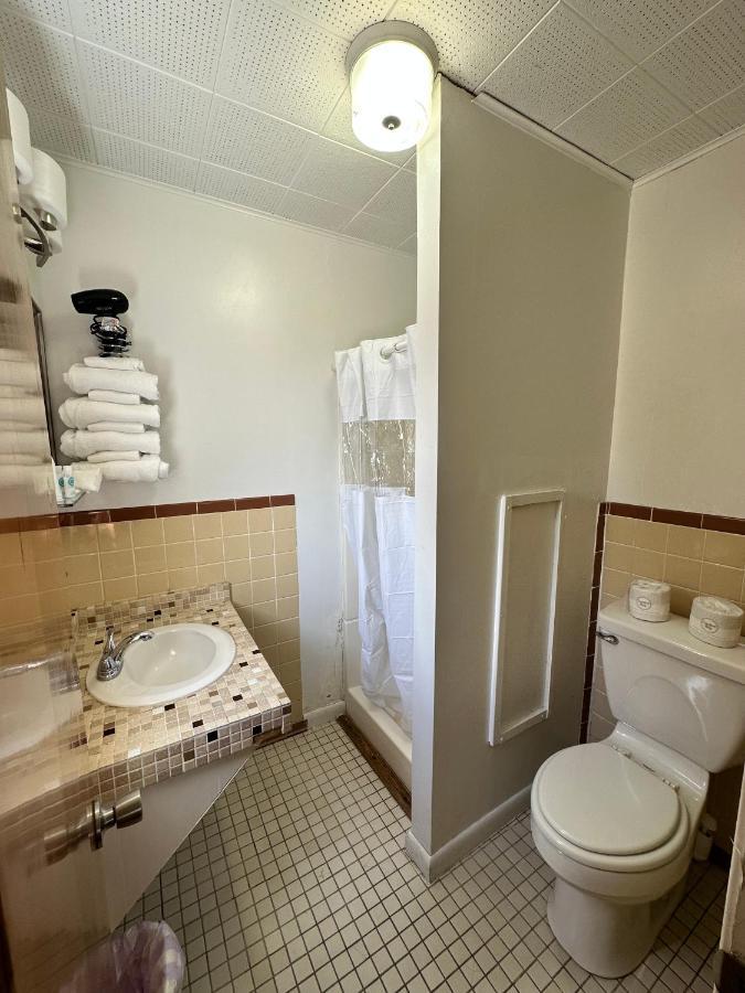The Colonial Inn & Creamery Watkins Glen Esterno foto
